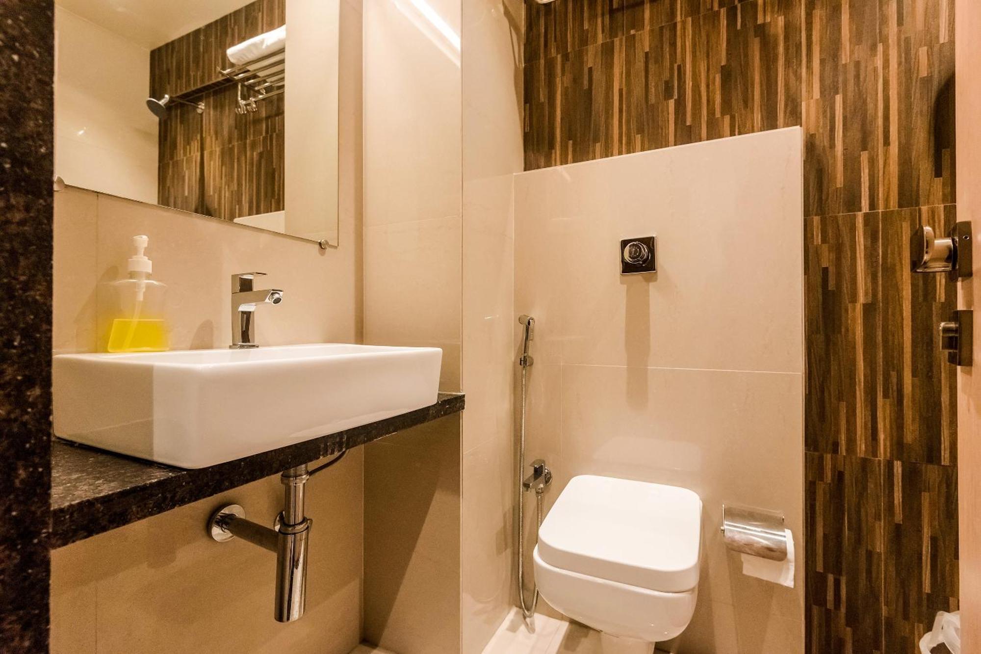 Super Capital O Hotel Konar Inn Turambhe Kültér fotó