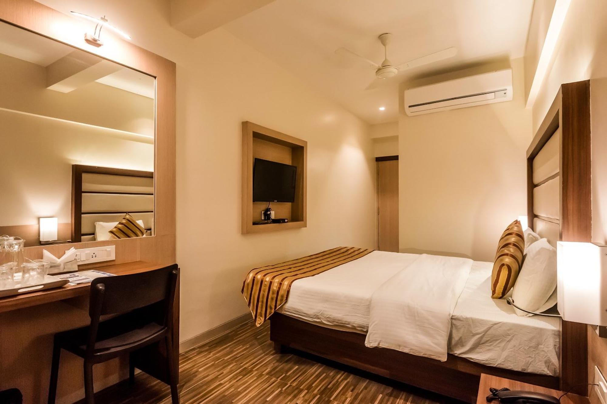 Super Capital O Hotel Konar Inn Turambhe Kültér fotó